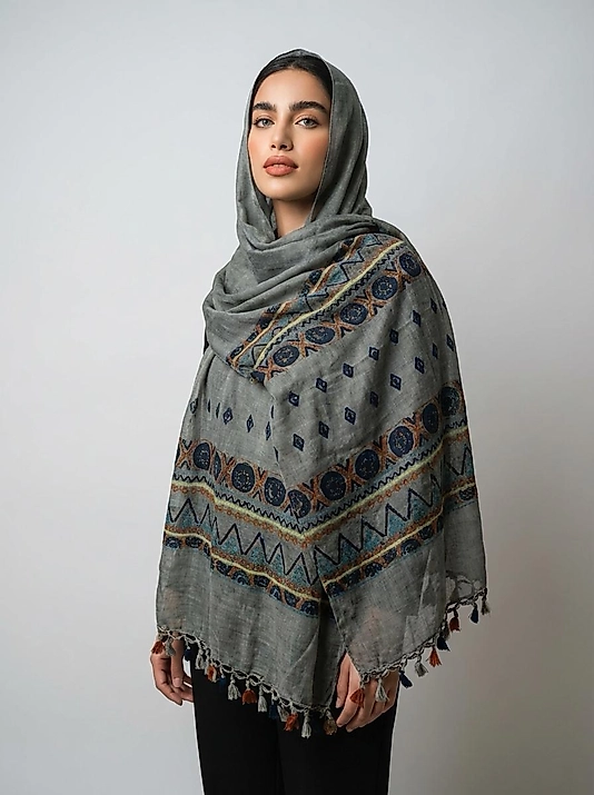 Gri Etnik Desenli Püskül Detaylı Kadın Şal