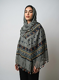 Gri Etnik Desenli Püskül Detaylı Kadın Şal