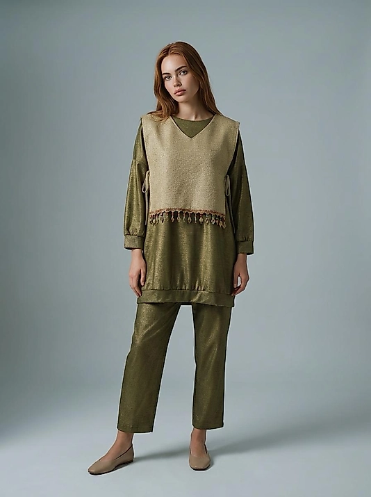 Yandan Bağlamalı Detaylı Altın Ton Süveter